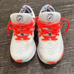 Women’s size 9 ASICS Gel Kayano 28